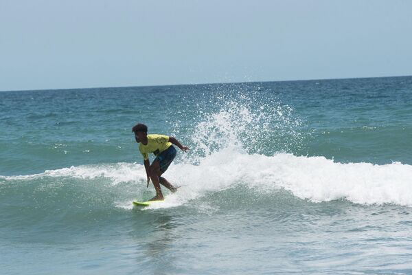 Un niño surfeando en Anare, Venezuela Un niño surfeando en Anare, Venezuela - Sputnik Mundo