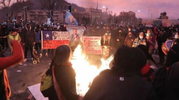 Cacerolazos y represiones por la liberación de presos sumergen a Chile en protestas - Sputnik Mundo