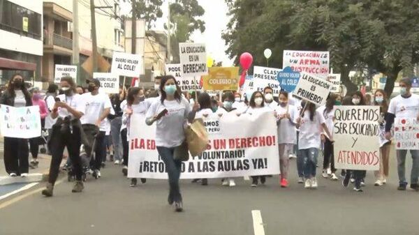 Cientos de padres de familia exigen la reanudación de las clases presenciales en Perú - Sputnik Mundo