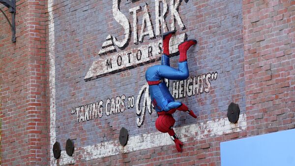 Una persona disfrazada de Spider-Man actúa en un parque de Disney - Sputnik Mundo
