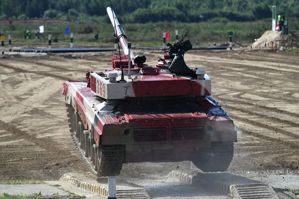 El tanque T-72B3 del equipo de China durante la competición Biatlón de Tanques-2021 en el campo de maniobras cerca de Moscú. - Sputnik Mundo