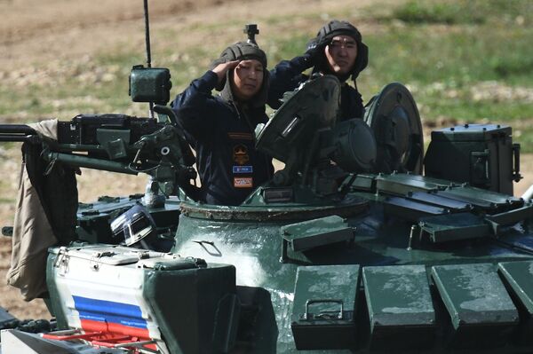 La tripulación de un tanque del equipo ruso durante la competición Biatlón de Tanques-2021 en el campo de maniobras Alábino, cerca de Moscú. - Sputnik Mundo