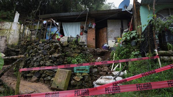 Una casa afectada por el huracán Grace en Xalapa, México - Sputnik Mundo