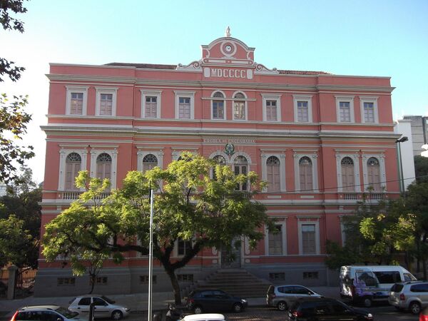 Universidad Federal de Río Grande del Sur (Brasil): puesto 317. La UFRGS, fundada en 1895, tiene su sede principal en la ciudad de Porto Alegre y cuenta con 53.300 estudiantes. Es la primera vez en los últimos cinco años que está entre las primeras 400 mejores universidades. Universidad Federal de Río Grande del Sur (Brasil): puesto 317. La UFRGS, fundada en 1895, tiene su sede principal en la ciudad de Porto Alegre y cuenta con 53.300 estudiantes. Es la primera vez en los últimos cinco años que está entre las primeras 400 mejores universidades. - Sputnik Mundo