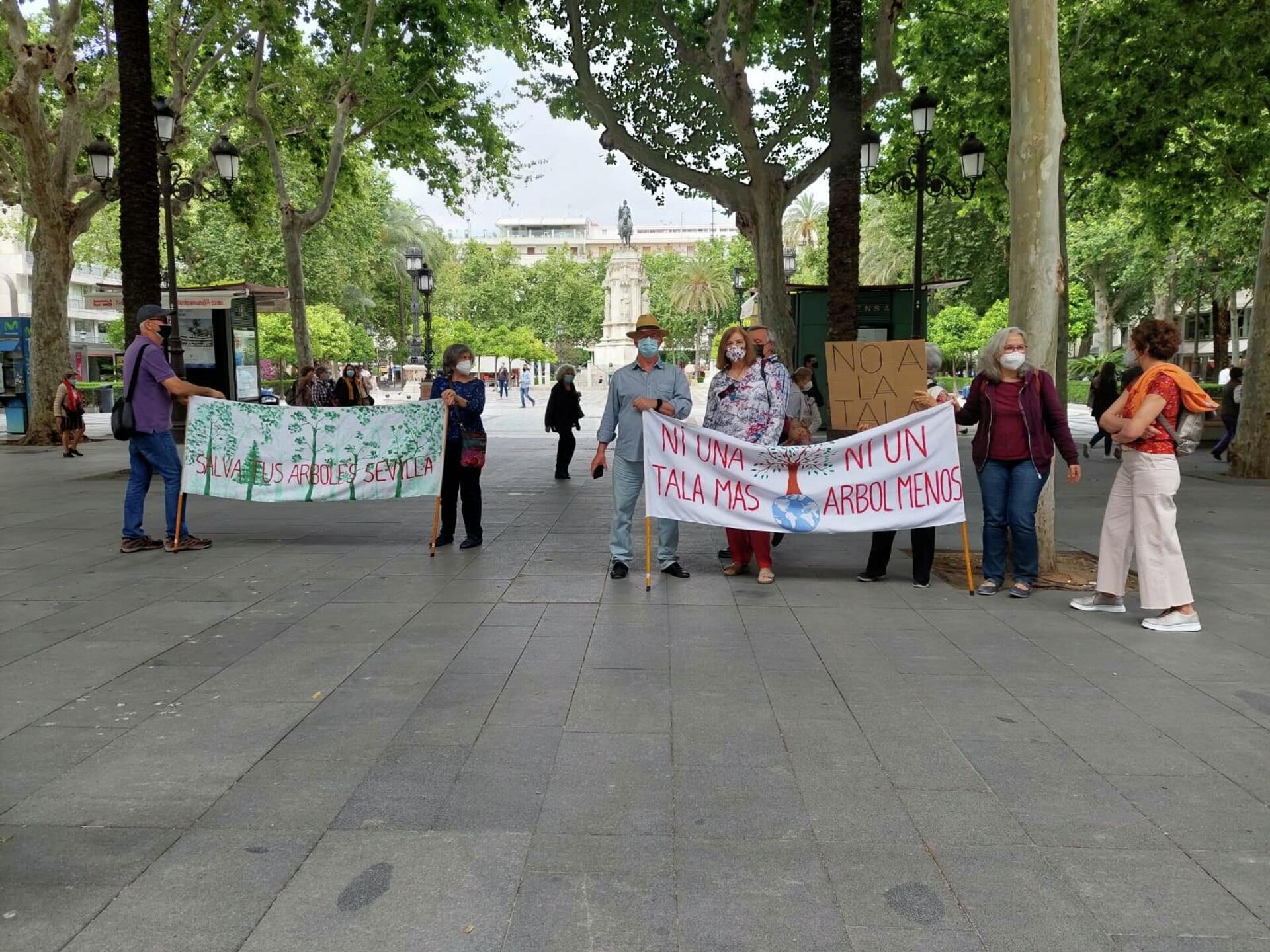 Activistas de Red Sevilla por el Clima protestan por la pérdida de árboles Fuente Facebook Red Sevilla por el Clima - Sputnik Mundo, 1920, 24.08.2021