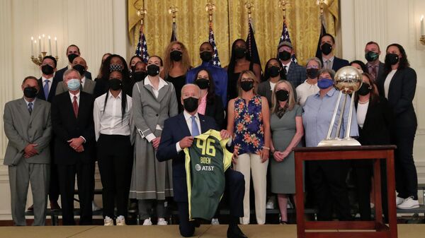 Joe Biden, presidente de Estados Unidos, se arrodilla en una celebración del baloncesto femenino en la Casa Blanca - Sputnik Mundo