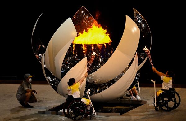 Todos tenemos alas, este es el lema de los Juegos Paralímpicos de Tokio. En la foto: el encendido de la llama paralímpica en la ceremonia de inauguración de los Juegos Paralímpicos 2020. - Sputnik Mundo