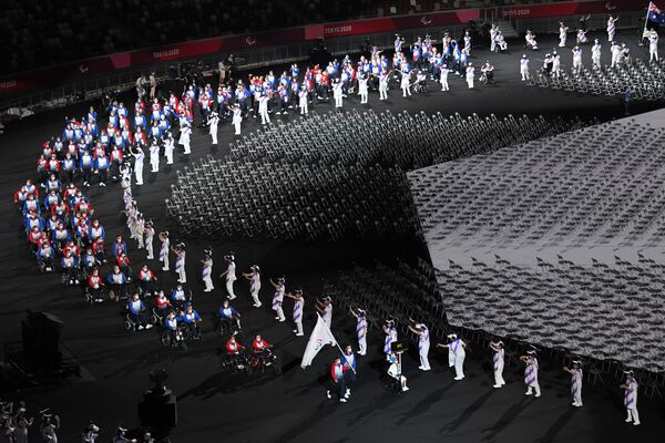 Los atletas rusos también participaron en la ceremonia. Portaron la bandera con el símbolo paralímpico Agitos (del latín me muevo). Los atletas rusos también participaron en la ceremonia. Portaron la bandera con el símbolo paralímpico Agitos (del latín me muevo). - Sputnik Mundo
