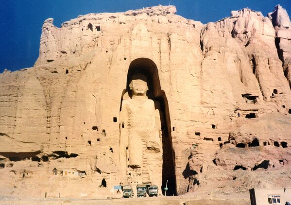En las montañas al nordeste del Pamir viven los ismaelitas, adeptos de una de las corrientes del chiismo. En Afganistán hay también cristianos, así como algunos grupos de budistas y zoroástricos.En la foto: una de las dos enormes estatuas de Buda en el valle de Bamiyán del siglo VI, derribadas por los talibanes en 2001. Foto de archivo, 1997. - Sputnik Mundo