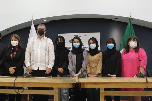 El canciller de México, Marcelo Ebrard, y mujeres del equipo de robótica afgano conocido como 'Soñadoras' - Sputnik Mundo