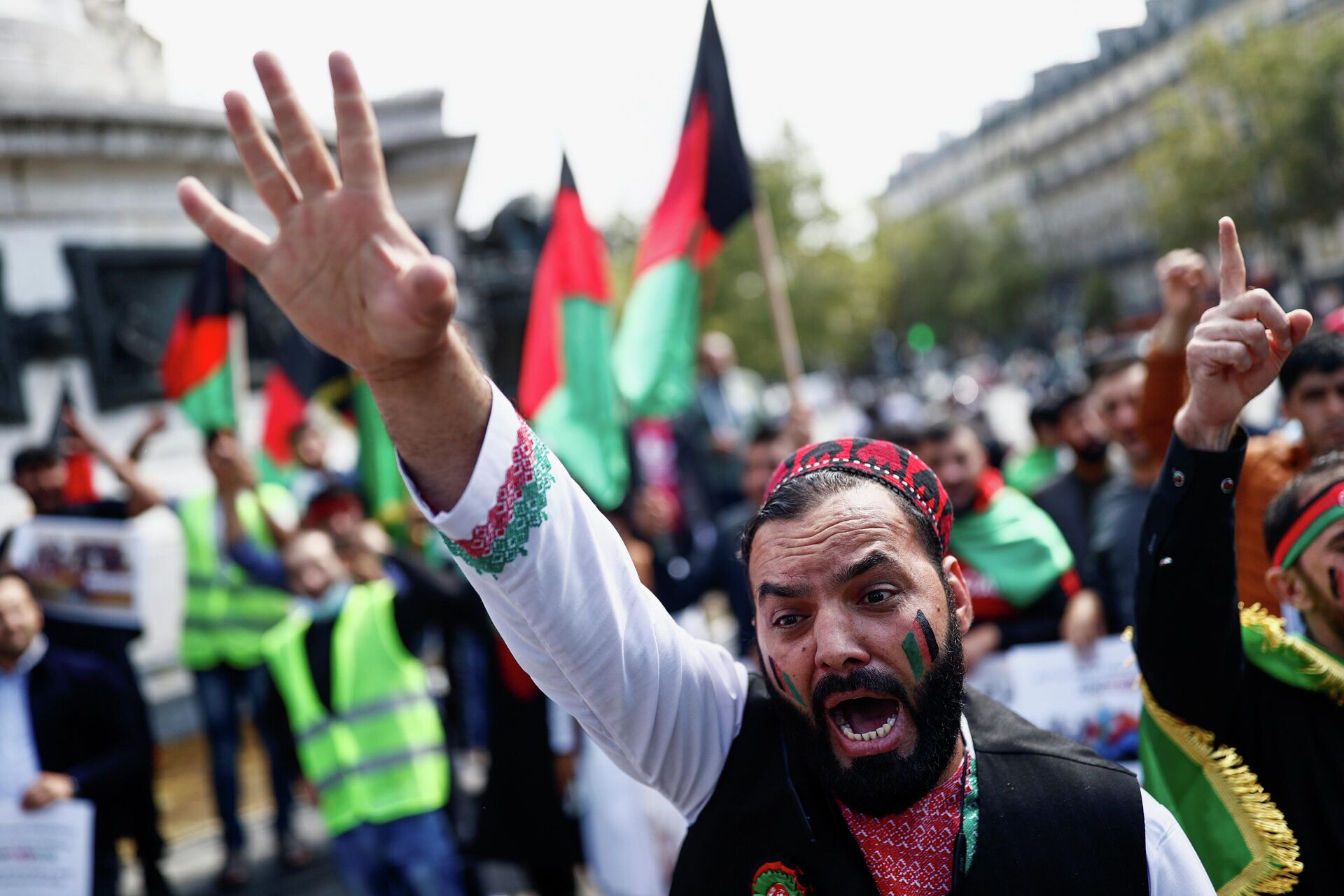 Un hombre grita mientras asiste a una manifestación contra los talibanes, en solidaridad con el pueblo de Afganistán, en la plaza de la República en París, Francia - Sputnik Mundo, 1920, 25.08.2021