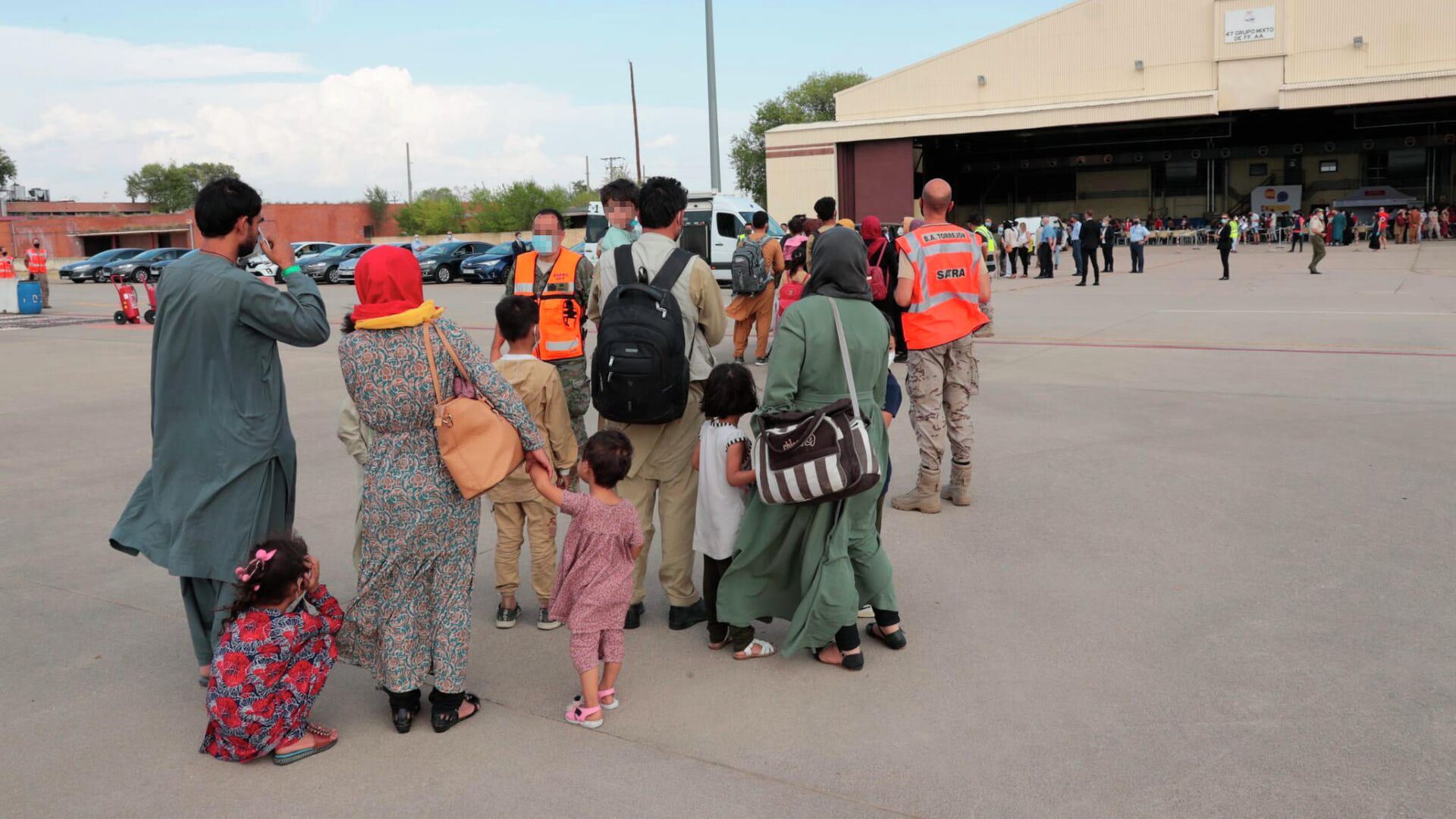 Un total de 292 personas evacuadas desde Afganistán llegan a la Base Aérea de Torrejón, a 25 de agosto de 2021, en Torrejón de Ardoz, Madrid (España) - Sputnik Mundo, 1920, 25.08.2021