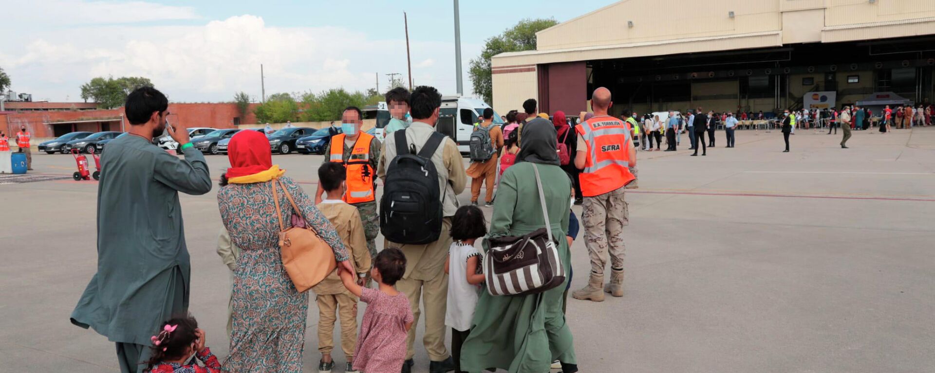 Un total de 292 personas evacuadas desde Afganistán llegan a la Base Aérea de Torrejón, a 25 de agosto de 2021, en Torrejón de Ardoz, Madrid (España) - Sputnik Mundo, 1920, 25.08.2021
