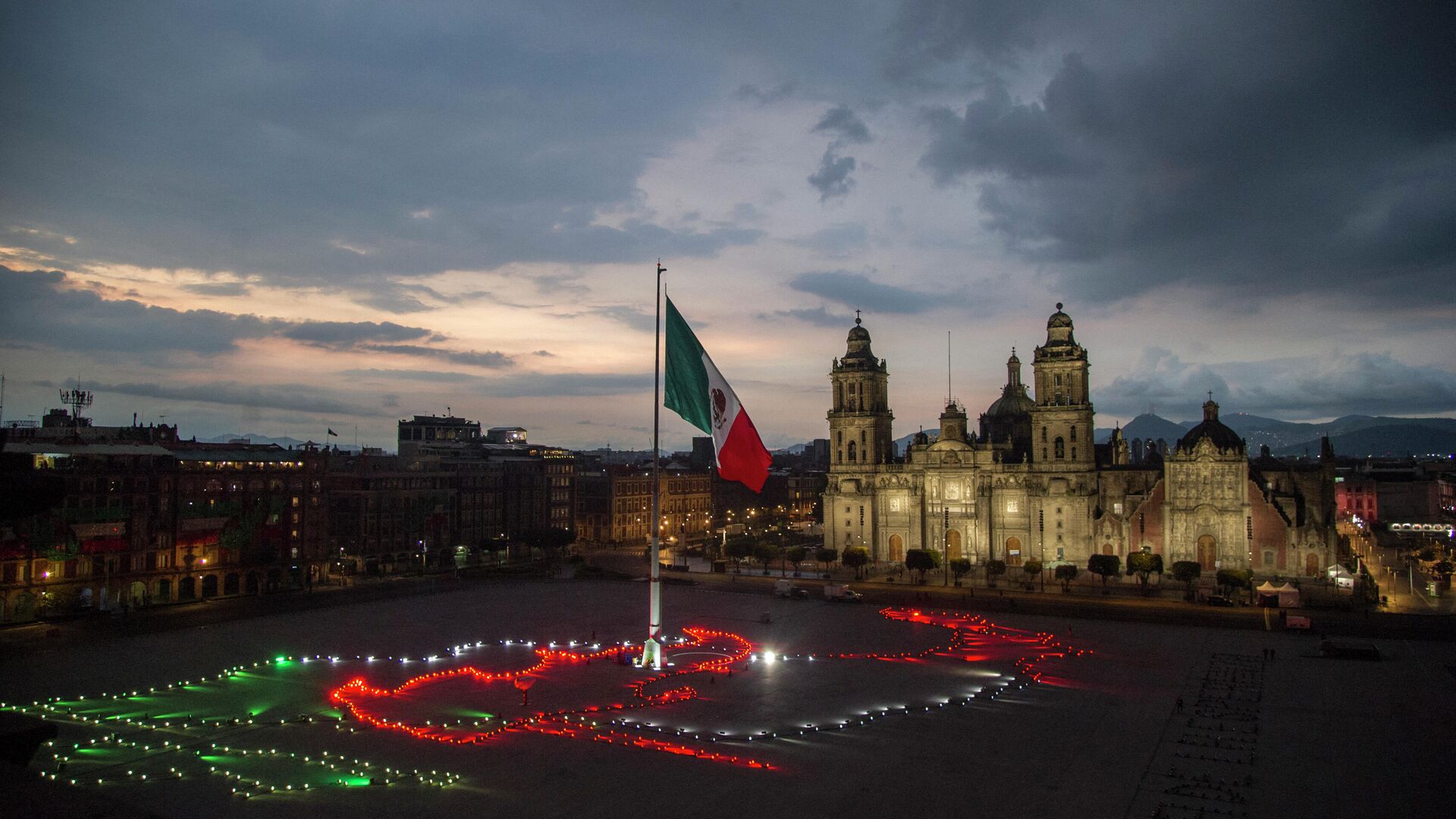 La bandera de México en el Zócalo capitalino durante la celebración del Día de lndependencia - Sputnik Mundo, 1920, 25.08.2021