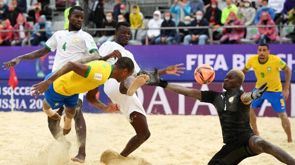 Un partido entre Brasil y Senegal en el Mundial de fútbol playa 2021 - Sputnik Mundo