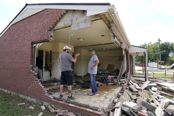 Vecinos revisan sus casas destruidas por una inundación en la localidad de Waverly (EEUU). - Sputnik Mundo