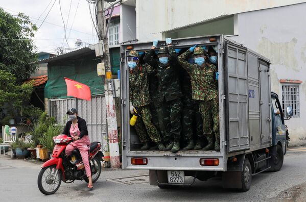 Soldados reparten alimentos en zonas de confinamiento de la Ciudad Ho Chi Minh (Vietnam). - Sputnik Mundo
