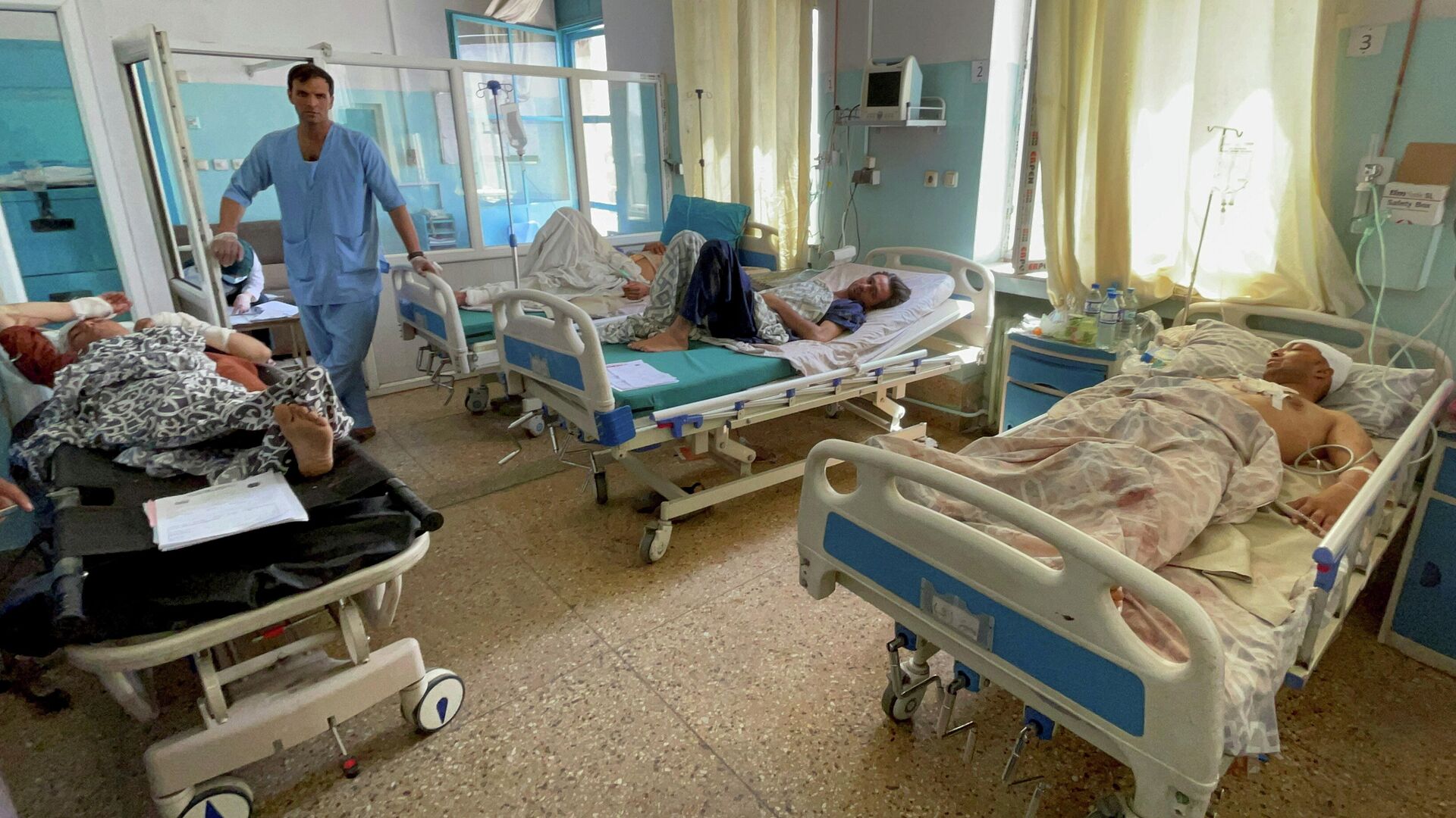 Los heridos reciben un tratamiento tras las explosiones ocurridas en el aeropuerto de Kabul, el 27 de agosto, Afganistán - Sputnik Mundo, 1920, 27.08.2021