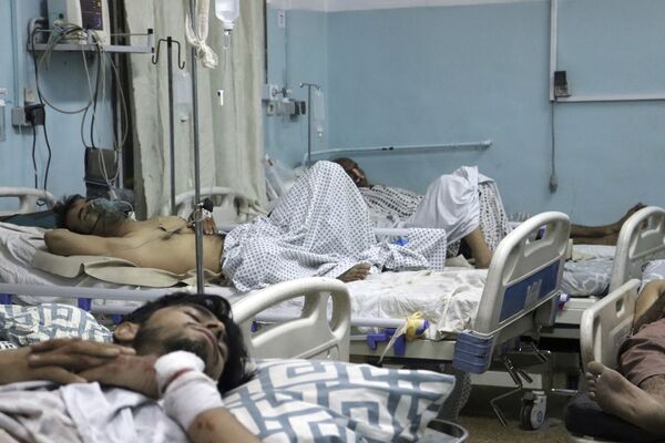 El grupo terrorista Estado Islámico* se atribuyó la responsabilidad del ataque. En la foto: un herido durante las explosiones en un hospital de Kabul. - Sputnik Mundo