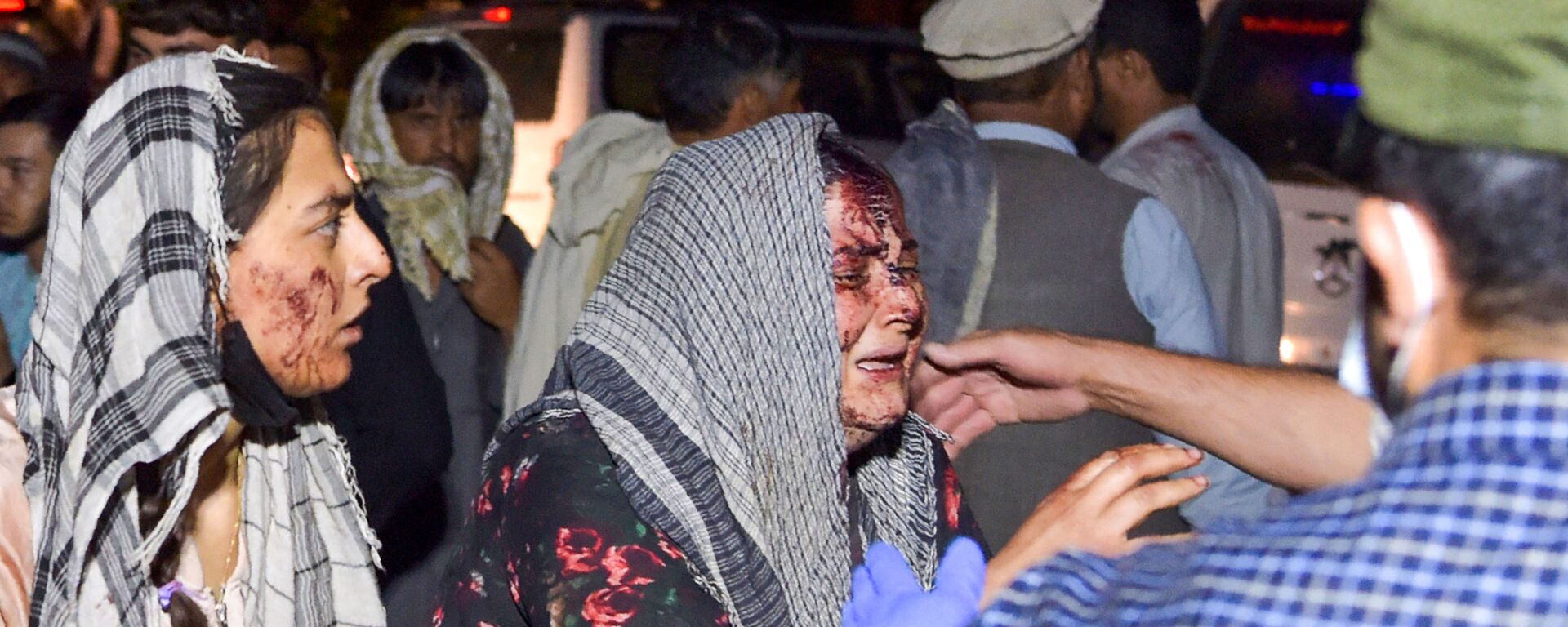 Mujeres lloran a los heridos y fallecidos en el ataque terrorista en Kabul. - Sputnik Mundo, 1920, 27.08.2021