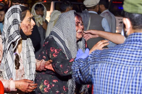 Mujeres ensangrentadas tras el mortífero ataque terrorista frente al aeropuerto de Kabul (Afganistán). - Sputnik Mundo