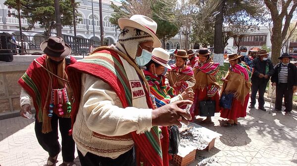 Comunidades indígenas realizan una ofrenda a la Pachamama en Oruro - Sputnik Mundo