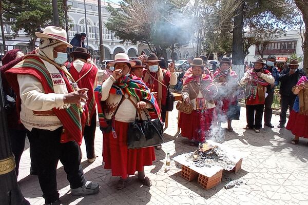 Comunidades indígenas realizan una ofrenda a la Pachamama en Oruro - Sputnik Mundo