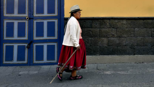 Una mujer en una calle de Cuenca, foto de archivo - Sputnik Mundo