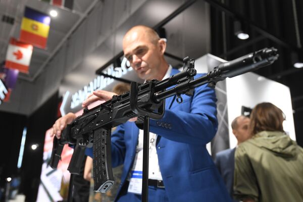 El fusil de asalto AK-12 en el foro Army 2021 - Sputnik Mundo