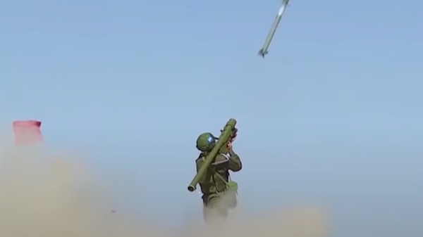 El certero disparo de un militar ruso en un blanco aéreo a 1.500 metros de altitud - Sputnik Mundo