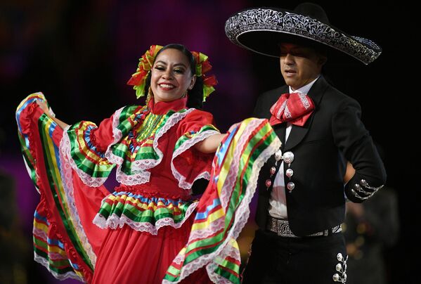Artistas del Ejército y de la Fuerza Aérea de México bailan ante el público del festival Torre Spásskaya. Artistas del Ejército y de la Fuerza Aérea de México bailan ante el público del festival Torre Spásskaya. - Sputnik Mundo