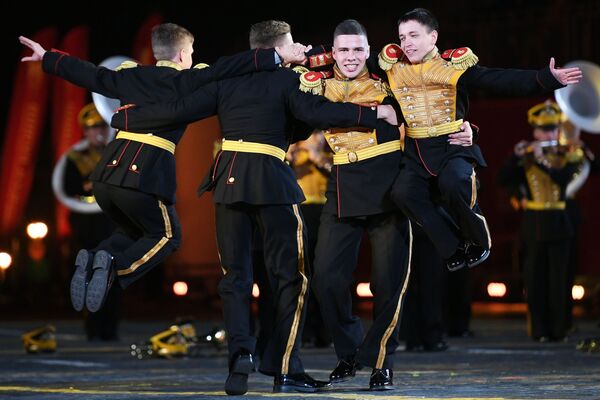 Miembros de la Banda Militar Central del Ministerio de Defensa de Rusia bailan en la ceremonia de apertura del evento musical castrense. - Sputnik Mundo