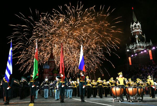 Un show pirotécnico concluye el primer día de actuaciones del XIV Festival Internacional Torre Spásskaya en la Plaza Roja de Moscú. - Sputnik Mundo