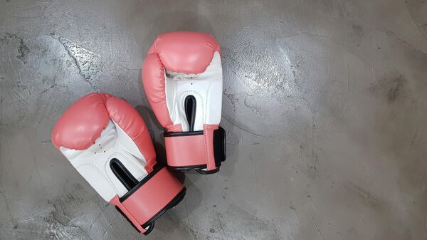 Unos guantes de boxeo rosados - Sputnik Mundo