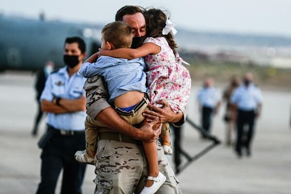 Militar abrazado a sus hijos al aterrizar en Zaragoza - Sputnik Mundo