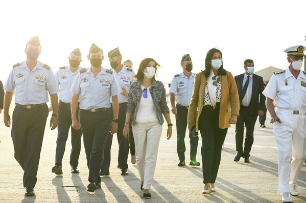 La ministra de Defensa, Margarita Robles, y la plana mayor del Ejército acudieron hasta la base aérea de Zaragoza para recibir a los últimos militares llegados desde el aeropuerto de Kabul. El 27 de agosto despegaron por última vez de Afganistán los dos aviones A400M encargados de la repatriación. A bordo, 81 personas, entre soldados y personal de la Embajada. 53 pasajeros pertenecían a las Fuerzas Armadas. La ministra de Defensa, Margarita Robles, y la plana mayor del Ejército acudieron hasta la base aérea de Zaragoza para recibir a los últimos militares llegados desde el aeropuerto de Kabul. El 27 de agosto despegaron por última vez de Afganistán los dos aviones A400M encargados de la repatriación. A bordo, 81 personas, entre soldados y personal de la Embajada. 53 pasajeros pertenecían a las Fuerzas Armadas. - Sputnik Mundo
