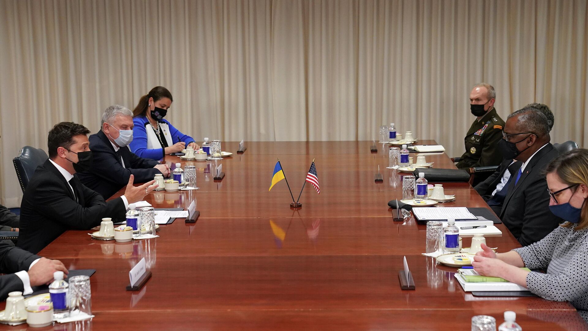 El secretario de Defensa de EEUU, Lloyd Austin, se reúne con el presidente de Ucrania, Volodímir Zelenskiy, y el ministro de Defensa de Ucrania, Andriy Taran, en el Pentágono - Sputnik Mundo, 1920, 31.08.2021