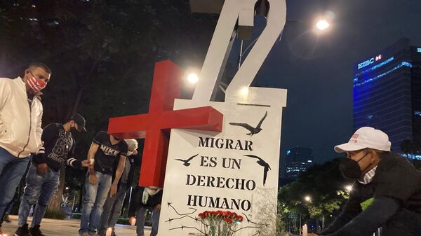 Un antimonumento que reza +72, recuerda a quienes han sido víctimas de la violencia en su paso por México - Sputnik Mundo