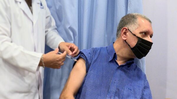 Humberto Tory, profesor universitario, recibe la primera dosis de una vacuna contra el COVID-19 en Caracas - Sputnik Mundo