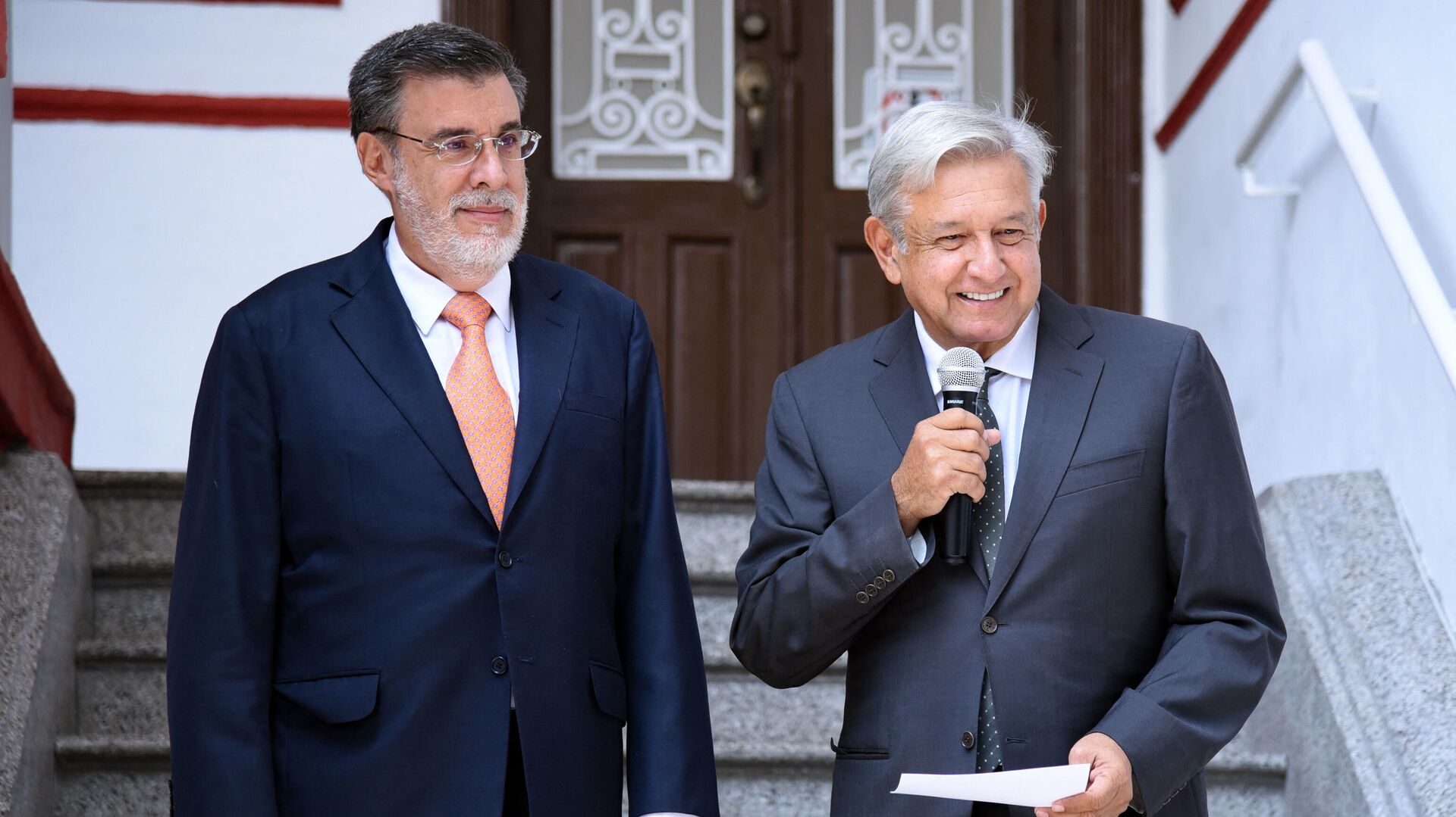 El presidente de México, Andrés Manuel López Obrador, (derecha) y el Consejero Jurídico de la Presidencia de México, Julio Scherer Ibarra - Sputnik Mundo, 1920, 02.09.2021
