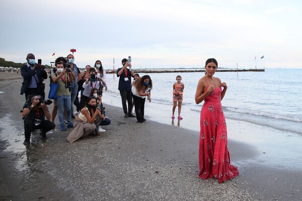 La actriz Serena Rossi, anfitriona de la ceremonia de apertura del 78 Festival Internacional de Cine de Venecia, posa durante una sesión de fotos en una playa de Venecia, Italia, el 31 de agosto de 2021. - Sputnik Mundo