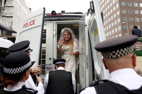 Una activista vestida de novia en un auto de la Policía durante una protesta organizada por el movimiento Rebelión contra la Extinción, en Londres, Reino Unido, el 31 de agosto de 2021. - Sputnik Mundo