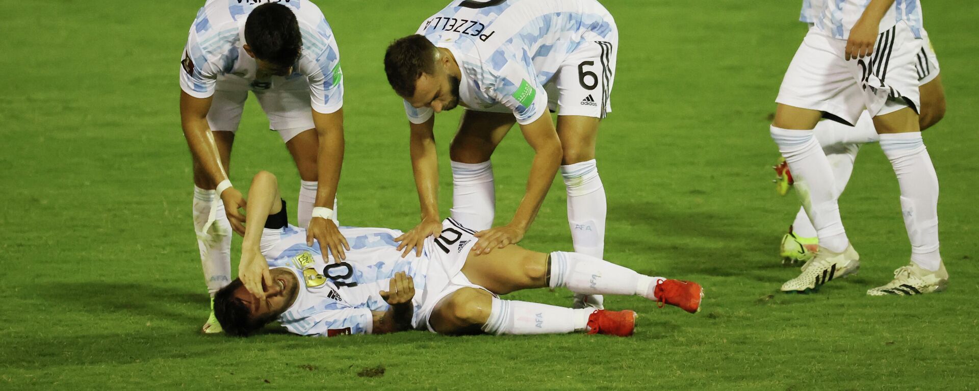El argentino Lionel Messi en el suelo tras sufrir una dura falta en un partido frente a Venezuela por las Eliminatorias hacia Catar 2022 - Sputnik Mundo, 1920, 03.09.2021