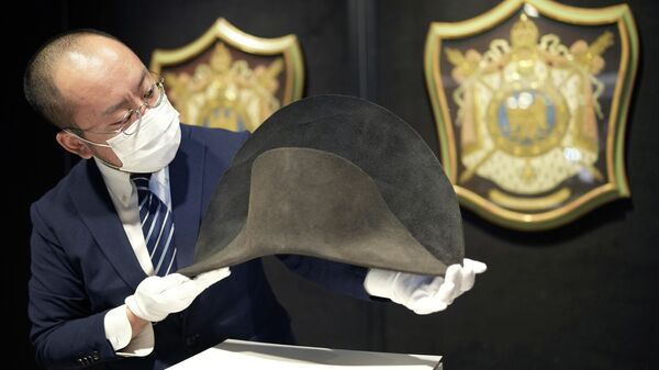 El sombrero en el que se encontró ADN de Napoleón y que se subastará en breve - Sputnik Mundo