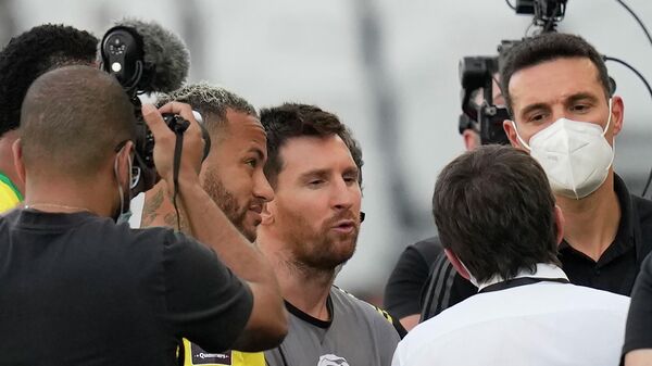 El argentino Lionel Messi y el brasileño Neymar discuten tras la suspensión de Brasil-Argentina por las Eliminatorias hacia Catar 2022 - Sputnik Mundo