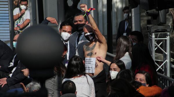 El constituyente chileno Rodrigo Rojas Vade, celebra sin camisa, durante el primer día de la Conveneción Constituyente - Sputnik Mundo