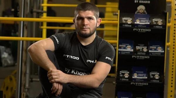 El excampeón invicto de peso ligero de la UFC Khabib Nurmagomédov - Sputnik Mundo