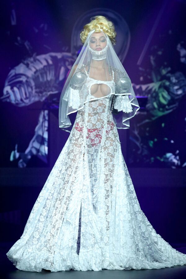 Una modelo desfila durante el evento VMA x New Generation Fashion Show en la SMNY. - Sputnik Mundo