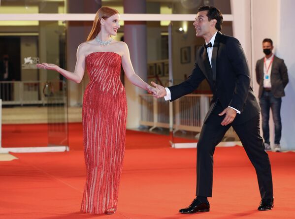 La actriz Jessica Chastain usó un vestido personalizado de Atelier Versace para asistir al 78 Festival de Cine de Venecia. - Sputnik Mundo