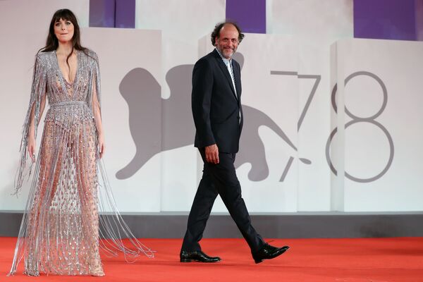 La actriz Dakota Johnson cruzó la alfombra roja del festival cinematográfico con un vestido de Gucci. - Sputnik Mundo